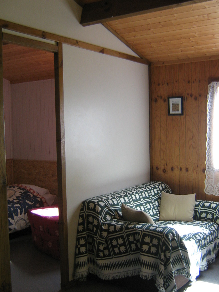 les chalets Quazemi côté salon et chambre d' enfant