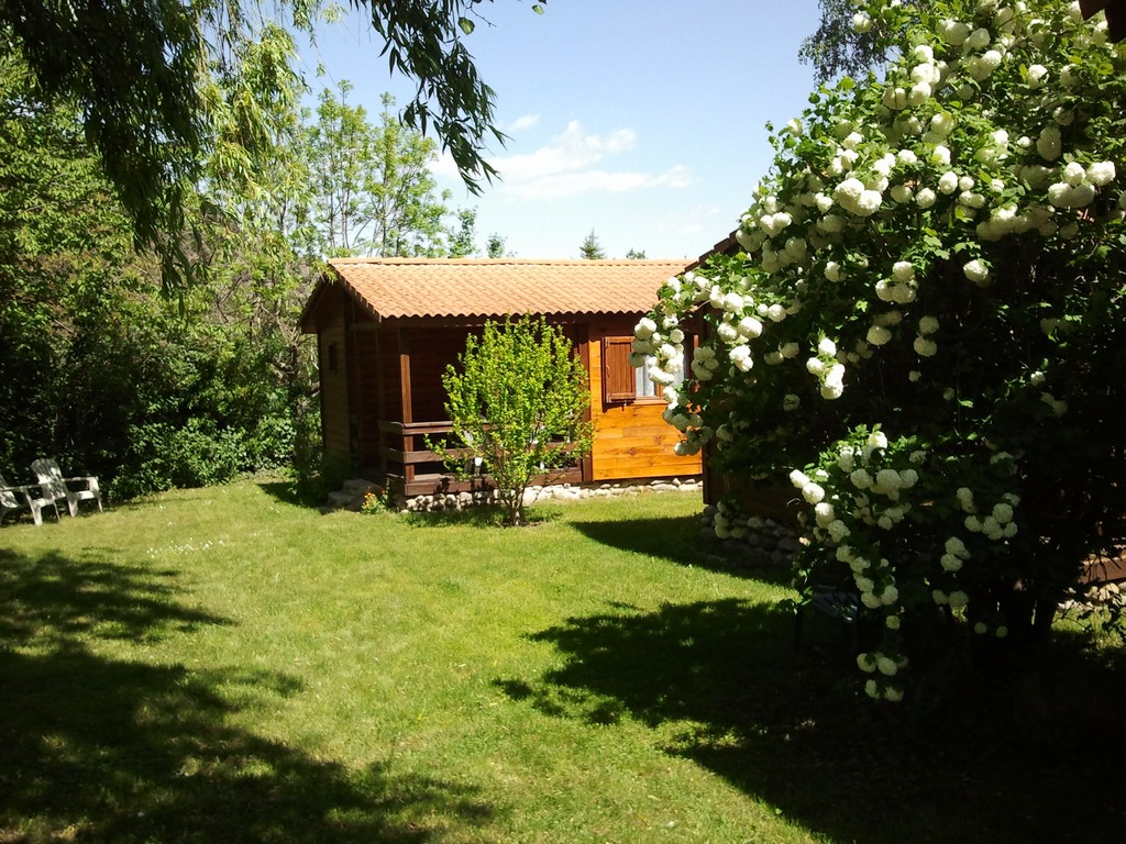 Les chalets Quazemi à CasteilLe jardin mai 2015